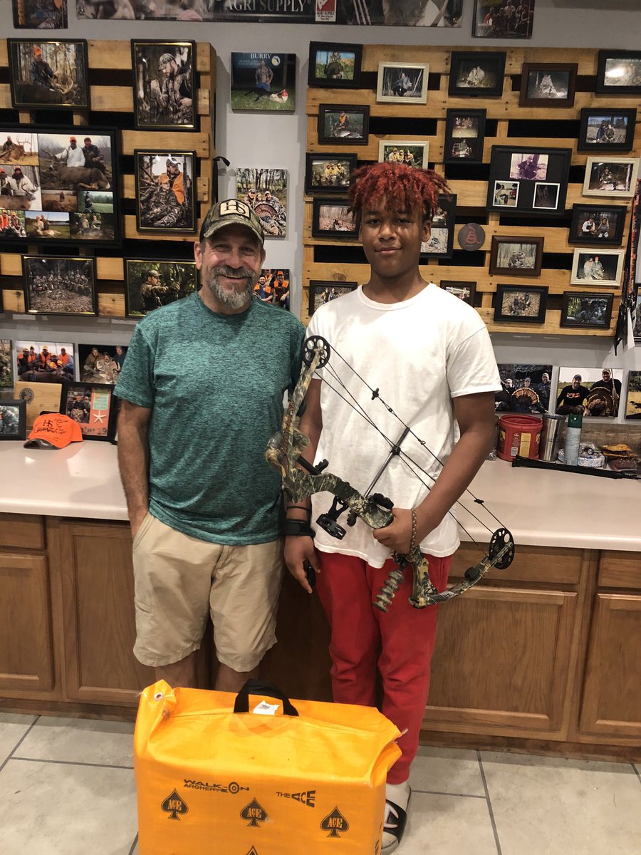 hardheadhunter1's tweet photo. Had a great time with 13 yr old Jaelin Watterson tonight teaching him about Archery. Highlight of this picture is giving him the free bow, along with all the accessories and of course the target for practice. Thanks to all that’s helped with this project. God is Good! https://t.co/WoWp45GGgC