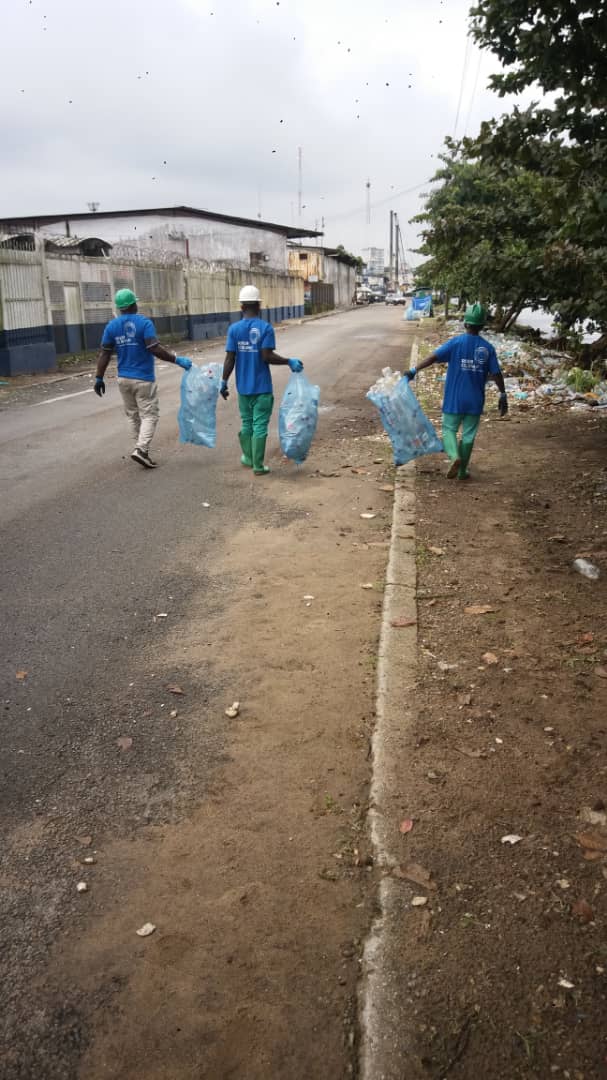 recycling_name's tweet photo. L' entreprises comme #Riverplastics un partenaire de NAMé Recycling en Belgique, a décidé de se faire accompagner par nos soldats de l'assainissement cette semaine, pour une collecte intense 🌊à la base Elf à Douala.
#Bon_week-end #Togetherforacleanenvironment ! https://t.co/ILmZzz4B9g