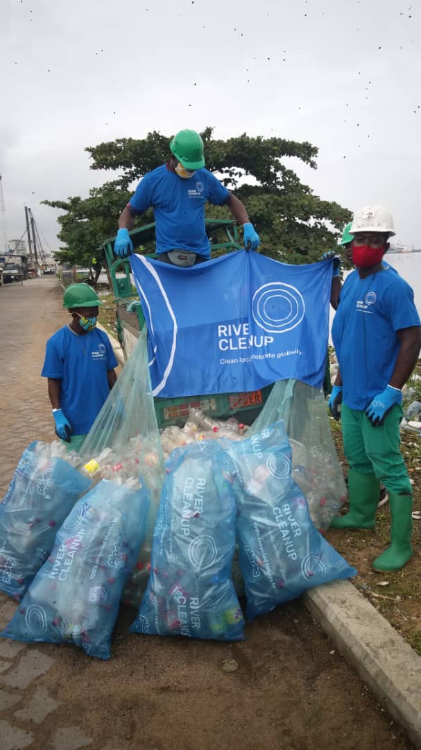 recycling_name's tweet photo. L' entreprises comme #Riverplastics un partenaire de NAMé Recycling en Belgique, a décidé de se faire accompagner par nos soldats de l'assainissement cette semaine, pour une collecte intense 🌊à la base Elf à Douala.
#Bon_week-end #Togetherforacleanenvironment ! https://t.co/ILmZzz4B9g