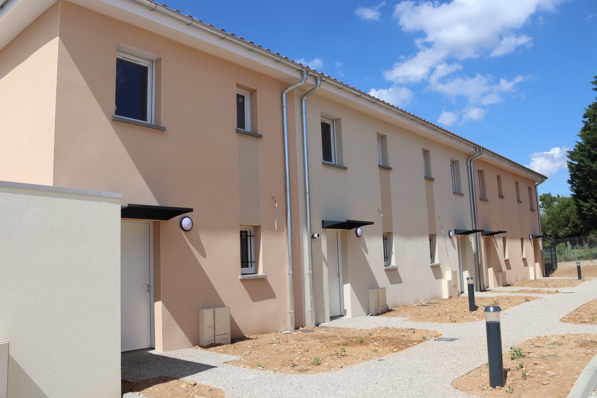 FederalyG's tweet photo. 𝓛𝓮𝓼 𝓡𝓮𝓽𝓲𝓼𝓼𝓮𝓼
Dernière ligne droite, pour nos équipes, sur le programme "Les Rétisses" à Roussillon (38) réalisé pour @SDH_Officiel.

Remise des clefs prévue fin octobre pour nos 10 villas. 👍

#lesretisses #evallypromotion #villas #isere #roussillon #sdh #immobilier https://t.co/2ohnWP9UZt