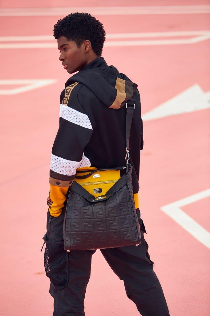 FENDI_JAPAN's tweet photo. #FendiPreFall20 コレクションは、フォーマルな印象から、アクティブウェアを中心としたパワーを感じるラグジュアリーへと進化。
「ピーカブー」と共にイット・モデルのアルトン・メイソンから放たれるポジティブなパワーを感じて。
詳しくはこちら▼
https://t.co/jhWeP5SvDW https://t.co/I2gJy7gduc