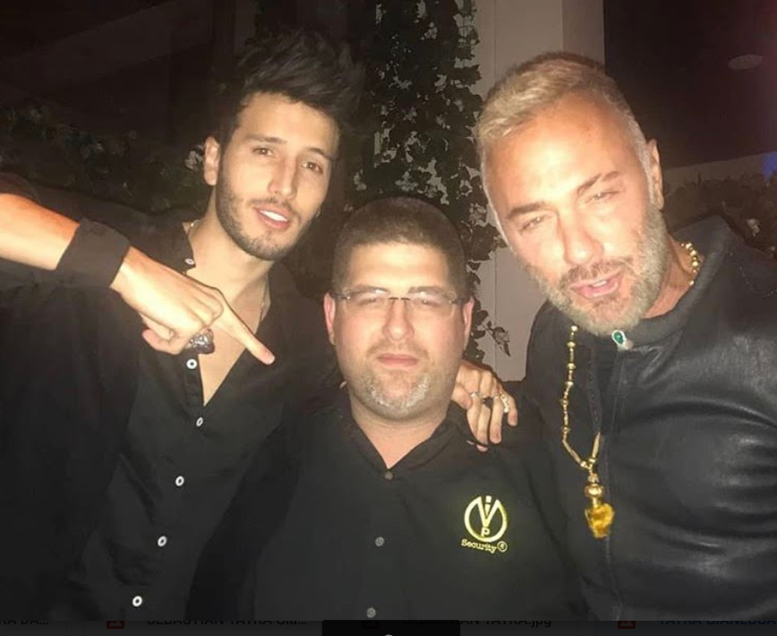 VIPSecurityFl's tweet photo. Y si, este es nuestro trabajo.
😎
Y nuestra prioridad es garantizar la protección de nuestros valiosos #vipclients
🔶
#vipsecurityfl #miami #florida #bodyguard #bouncer #vipsecurityservices #securitystyle #personalsecurity
 #sebastianyatra #gianlucavacchi #work https://t.co/D6RJY8Qo4x
