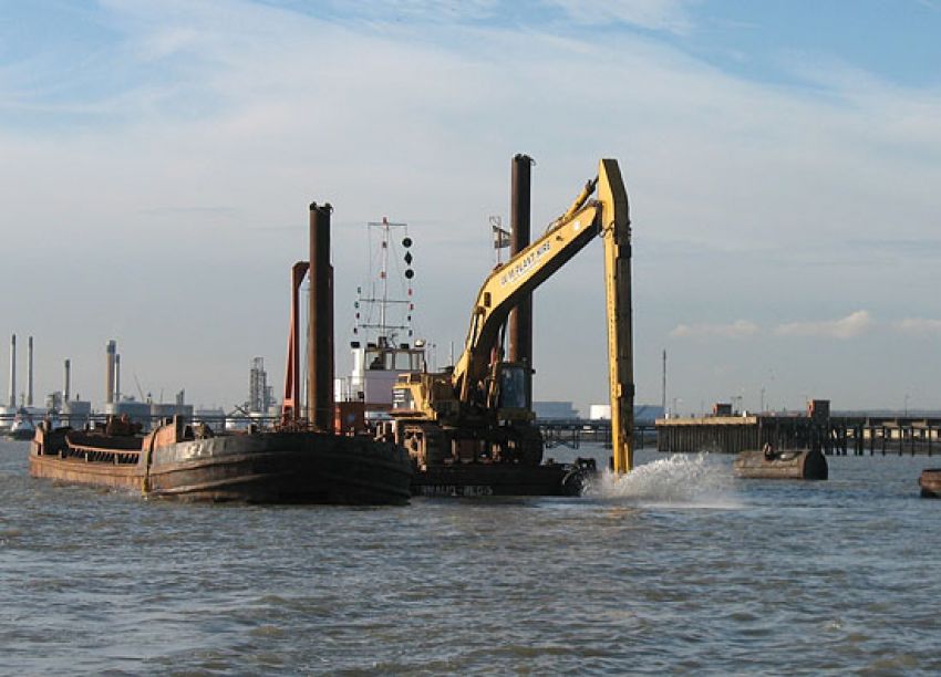 wmplanthire's tweet photo. #FlashbackFriday showcasing the #largest long reach machine in the UK back in 2008 #CAT375 on #dredging operations working with @gps_marine and their Arnaud Regis vessel with extended spud legs to work in 20m deep tidal estuary on #Thames...our #CAT390 still holds the title 💪😎 https://t.co/seXDtmhLmo