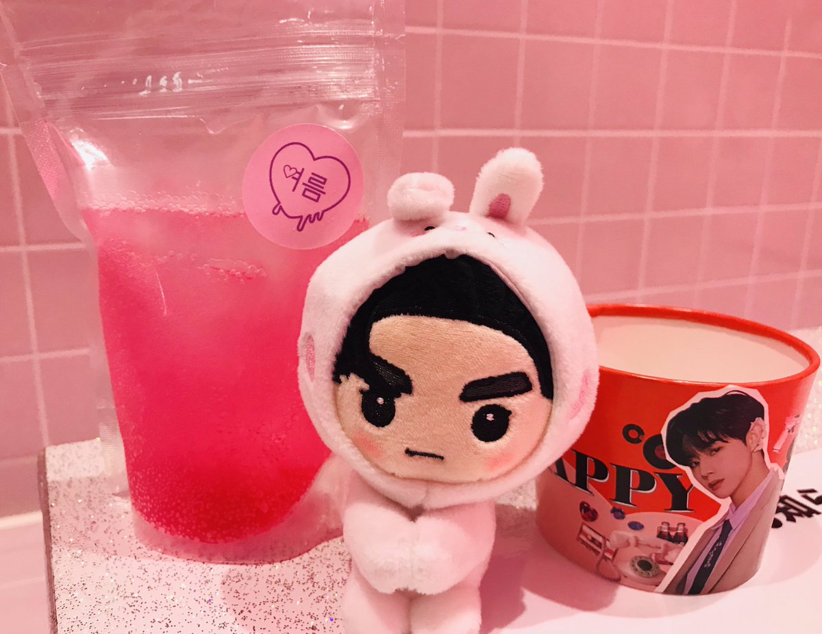 tau_suga's tweet photo. Mark’s Birthday party with 5 mini Mark🎂🎉🤣🤣🤣
Markのセンイルイベント開催中の原宿のCafe 여름へ。☕️
Thanks to @yolumlovesyou @happy9394day

#ForeverWithMarkTuanDay
#아가새의소중한마크_생일축하해
#GOT7 #갓세븐 #marktuan https://t.co/g8ML1MAIBN
