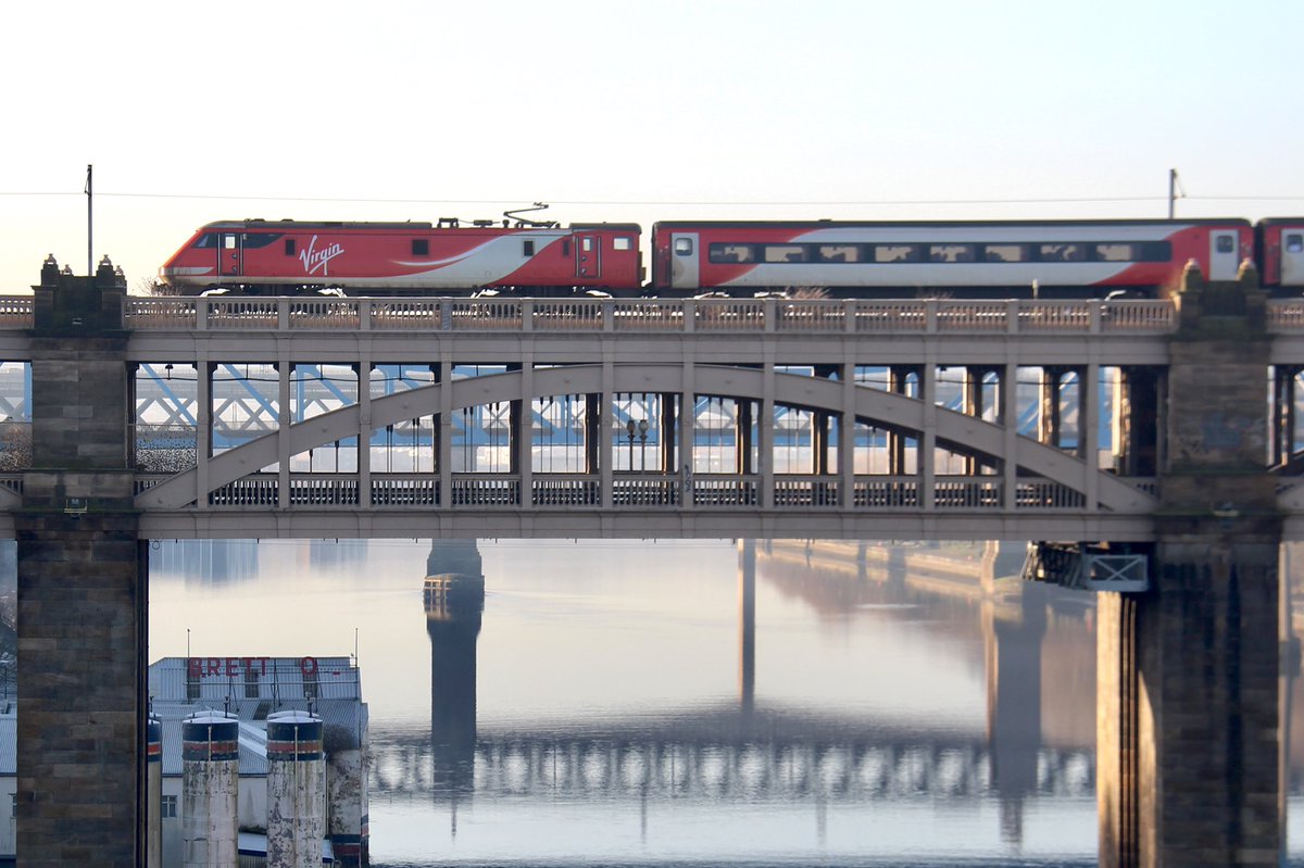 HiPa125's tweet photo. Will a #Class91 ever be captured on the High Level Bridge again?
It’s inconceivable that #TeamLNER would allow their iconic InterCity225s to slip away without an under-the-wires equivalent of the ‘Let’s Go Round Again’ farewell tour so... 🤞🏽
Newcastle-upon-Tyne
📸 08/01/18 https://t.co/I4tyqkdTJV