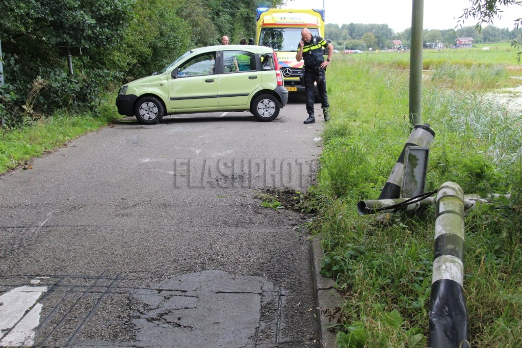 Vlaardingen - Auto kantelt na aanrijding met verkeerspaaltjes: ?..