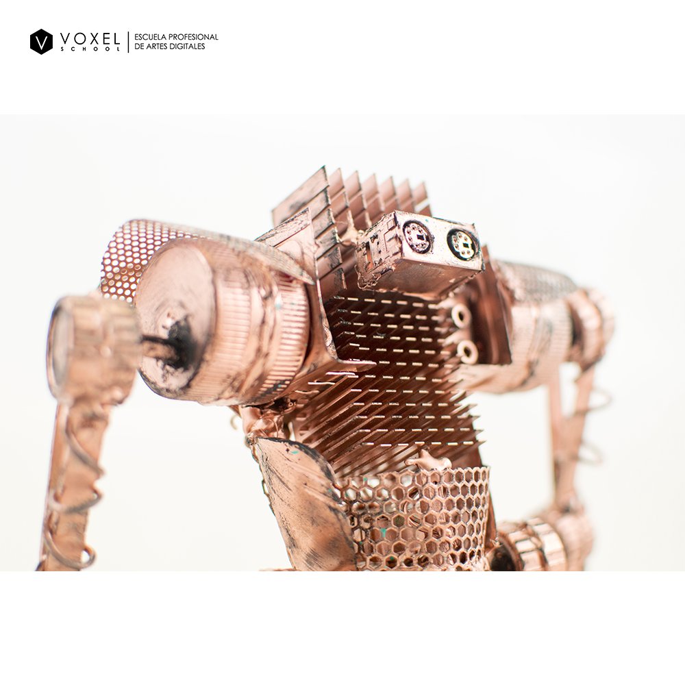 VoxelSchool's tweet photo. Aquí os presentamos más obras de #kitbashing , esta vez de nuestra alumna @IgcIrene del Máster de #Modelado y escultura Digital 🤖 Nos encanta ver lo lejos que llegáis en vuestras prácticas con elementos reciclados, este robot tiene un estilo genial! 😎🧡 https://t.co/29RmwOLQxV