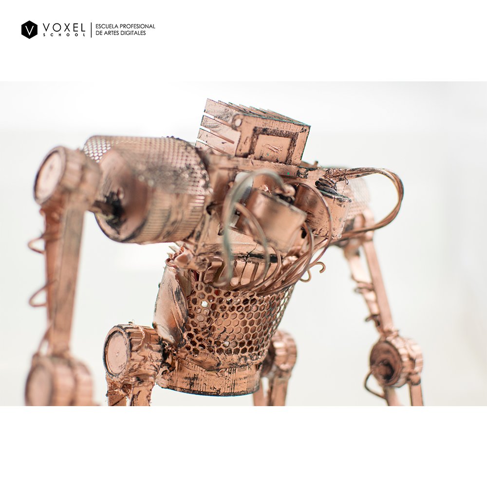 VoxelSchool's tweet photo. Aquí os presentamos más obras de #kitbashing , esta vez de nuestra alumna @IgcIrene del Máster de #Modelado y escultura Digital 🤖 Nos encanta ver lo lejos que llegáis en vuestras prácticas con elementos reciclados, este robot tiene un estilo genial! 😎🧡 https://t.co/29RmwOLQxV