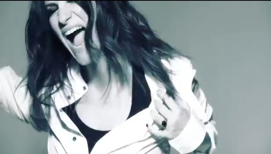 carolpausiniana's tweet photo. Será que la amistad se ahogó en tu sangre fría 💥 Brutal @LauraPausini ❤ https://t.co/3Dk4PWXZ6l
