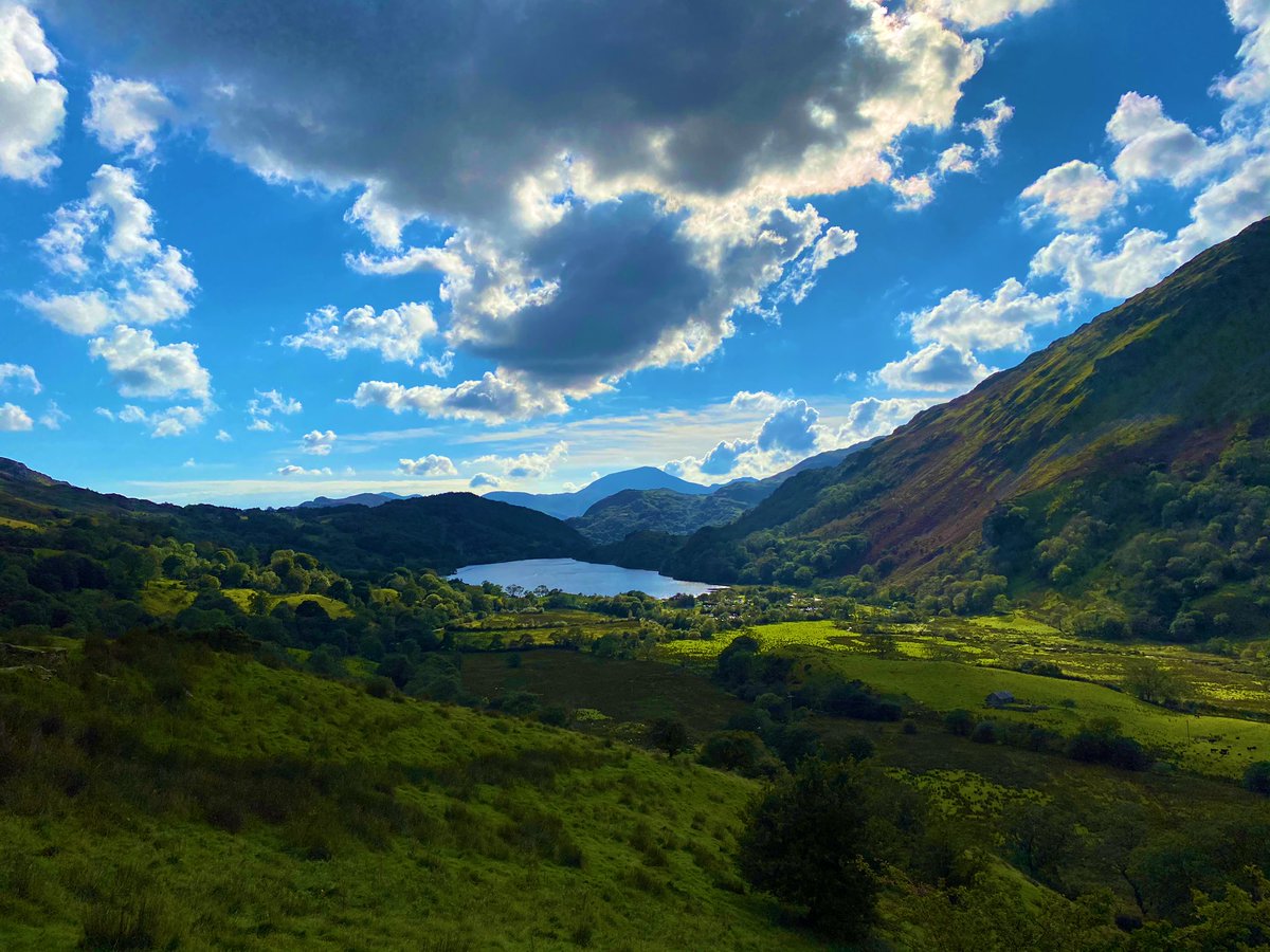 Snowdon, the highest mountain in Wales (Snowdonia National Park).Elevation 1,085 mt above sea level, it’s the highest mount in the British Isles outside the Scottish Highlands. #staycation  #viaggioinuk  #uktour  #britishtour  #ukstaycation  #summer  #britishsummer  #wales 