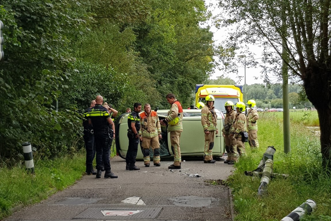 Auto op z'n kant aan de Holyweg. #Vlaardingen.