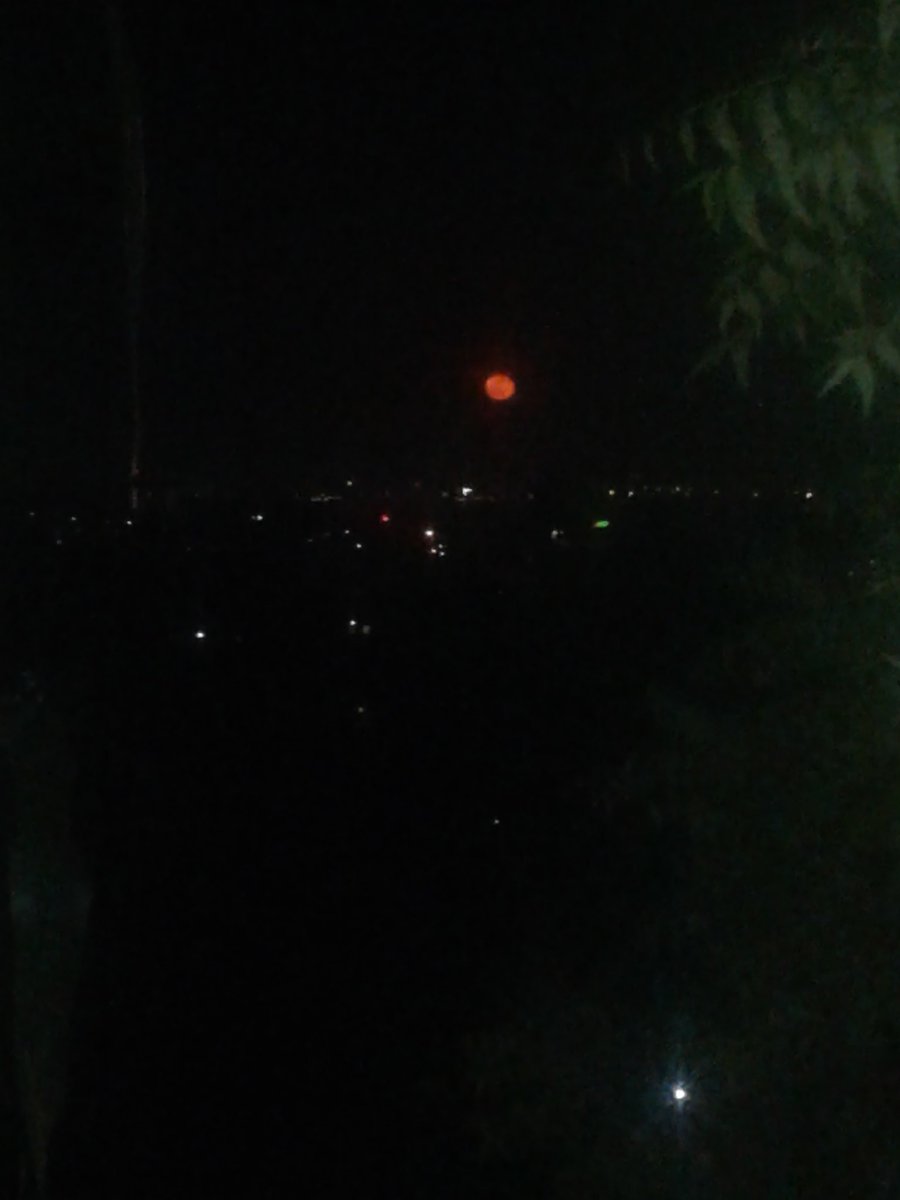 ivan_obejero's tweet photo. Ang ganda sana nung buwan. Kaso ampangit nung camera sa cp ko. https://t.co/seb6zsIT38