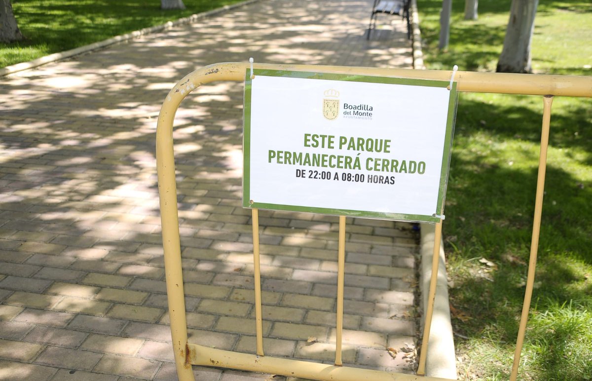 Ayto_Boadilla's tweet photo. ‼️Desde hoy, los parques y zonas deportivas de acceso libre permanecerán cerrados de 22:00 a 8:00 horas como medida de seguridad sanitaria frente al Covid-19 https://t.co/MLpayEhgYF