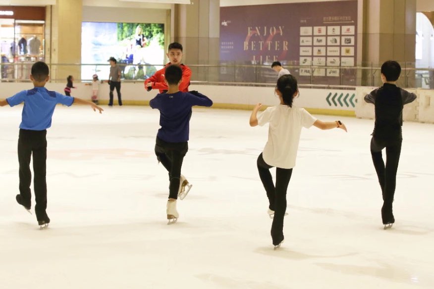 kaoricky's tweet photo. ハンヤンさんのスケート教室関連で、もう1つ羨ましい話題🥰
先月教室を行った南寧市で、生徒さん達がハンヤンとコミュニケーションが取れる場が明日儲けられるようです。
9月5日 14:30-16:00
#ganyan #yanhan #ハンヤン #闫涵 #閻涵 #南寧市 https://t.co/xFsU7YGVaJ