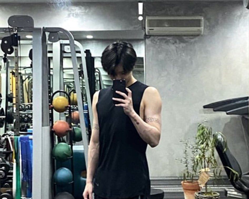 พิซึงยอนกับกระจกนี่ก็ไม่เว้นเลยน้าาา หล่อผัวไม่เว้นนนเลยย