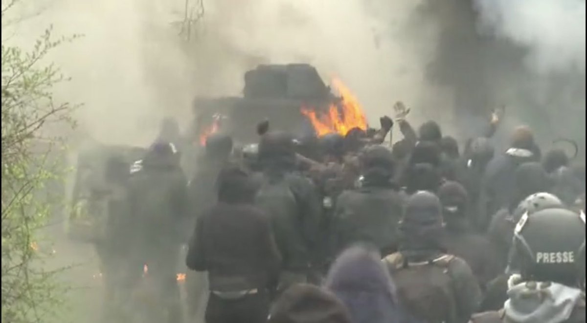 SFRIMAUDEAU's tweet photo. Le 4/09/2020: «Ceux qui s'en prennent aux forces de l'ordre, aux élus, ne passeront pas» @EmmanuelMacron 🤔 
Et pourtant les voyous #zadistes sont passés à #NDDL contre l’Etat de droit, le suffrage universel, la majorité des élus des @paysdelaloire et 180 décisions de justice 😢 https://t.co/zS4czeo7Uq