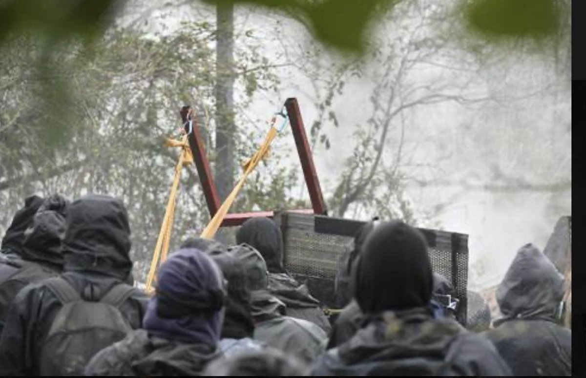 SFRIMAUDEAU's tweet photo. Le 4/09/2020: «Ceux qui s'en prennent aux forces de l'ordre, aux élus, ne passeront pas» @EmmanuelMacron 🤔 
Et pourtant les voyous #zadistes sont passés à #NDDL contre l’Etat de droit, le suffrage universel, la majorité des élus des @paysdelaloire et 180 décisions de justice 😢 https://t.co/zS4czeo7Uq