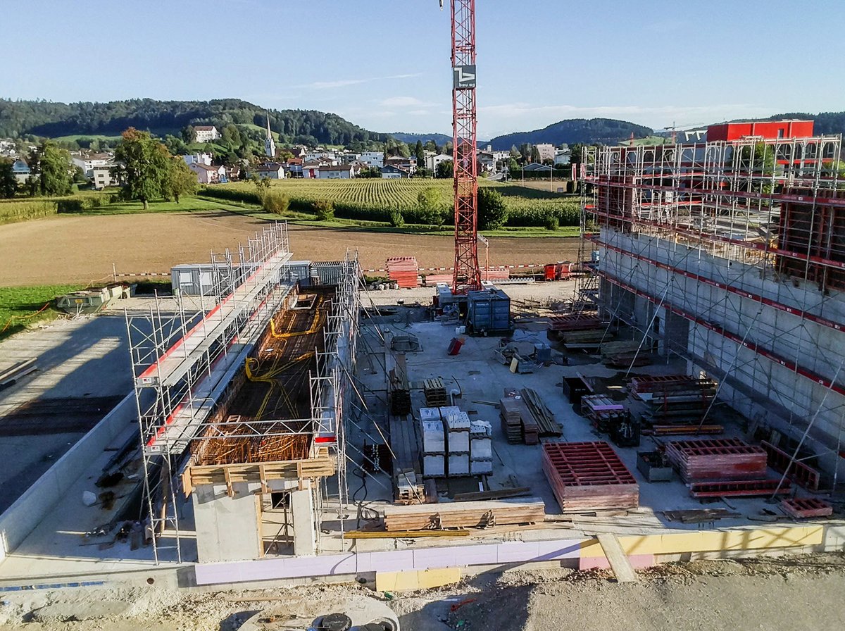 Fast Halbzeit auf unserer Baustelle an der Industriestrasse. Die Wände wachsen in den Himmel, die aufwändigen Einlegearbeiten von Rohren und Schächten sind grössenteils erledigt. 
#volvoTrucks #volvotrucksCH #Iveco #ivecodaily #IvecoCH #ivecostralis 
facebook.com/www.martireide…