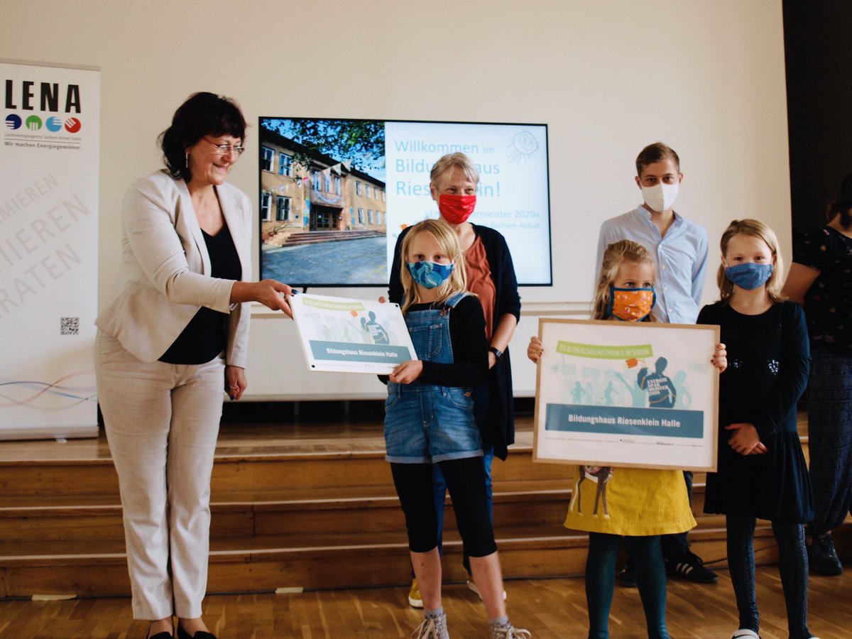 Die Staatssekretärin des <a href="/MBSachsenAnhalt/">Ministerium für Bildung des Landes Sachsen-Anhalt</a>, Frau Eva Feußner hat heute als Schirmherrin des #Energiesparmeister - Wettbewerbes zusammen mit <a href="/LENA_GmbH/">Landesenergieagentur Sachsen-Anhalt</a> und <a href="/stadt_halle/">Stadt Halle (Saale)</a> unserem #Bildungshaus den Landespreis überreicht. Wir sind sehr erfreut und bewegt.