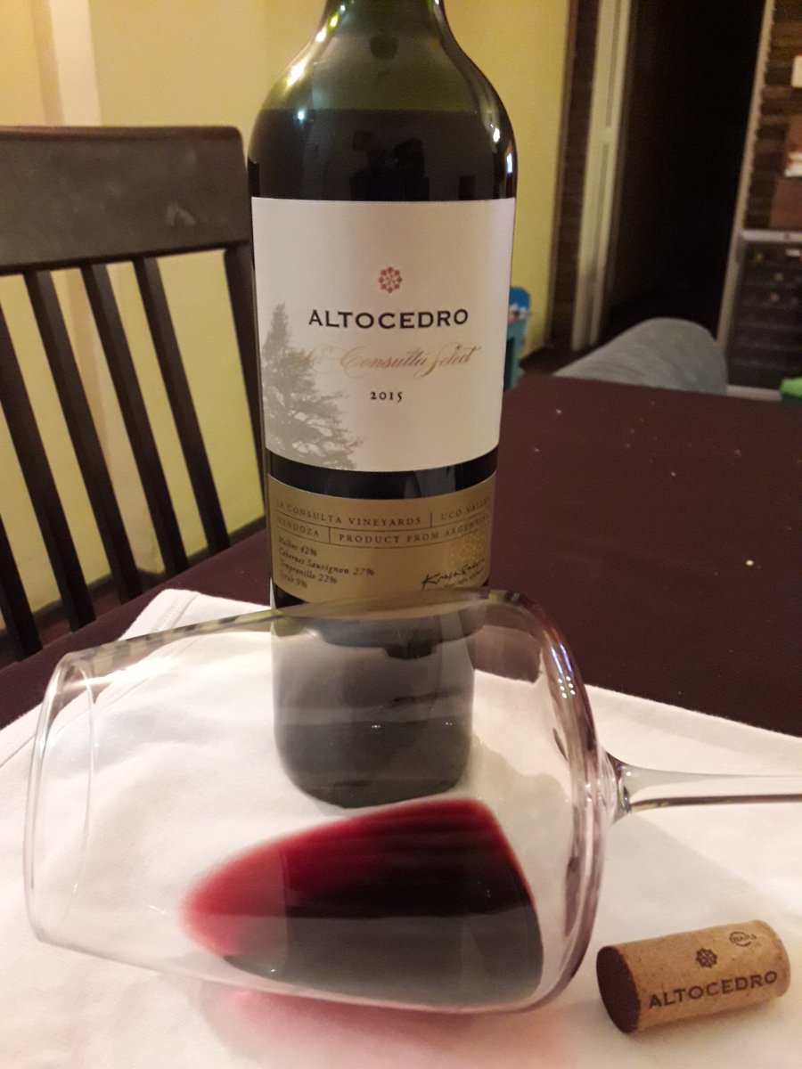 alitovigi's tweet photo. Anoche quería blend y me vino a la cabeza #LaConsultaSelect by @KarimMussi @altocedro esta co-fermentacion genero un vino con fruta madura, la crianza lo redondeó, intenso y amable, una belleza! 💣#UnidosPorUnaPasión @SalpicadosV Saluteeee 🍷🍷🍷 https://t.co/a0vhyp761o
