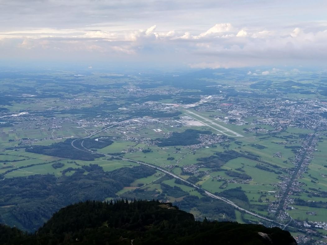 JetSim_Berlin's tweet image. Frage an unsere treue Community: Welchen Flughafen fliegen wir hier gerade an (und zwar im realen Leben...)? 😏🧐

Urlaubsgrüße aus... ??? 😆

#jetsimberlin #flugsimulationberlin #wosindwir #wobinich #rätsel #quiz #flughafen #airport #aviation #cockpit #jetsim #urlaub