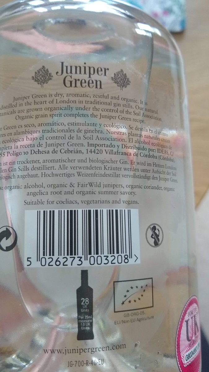VeganOlive1's tweet photo. Never seen #SuitableForVegans on a bottle of gin before but I have on #JuniperGin #Organic #Vegan ...Going to enjoy trying this, this weekend #Vegandrinks #NoAnimalProducts #Iteasy2bvegan https://t.co/KbyCHEe7Gu
