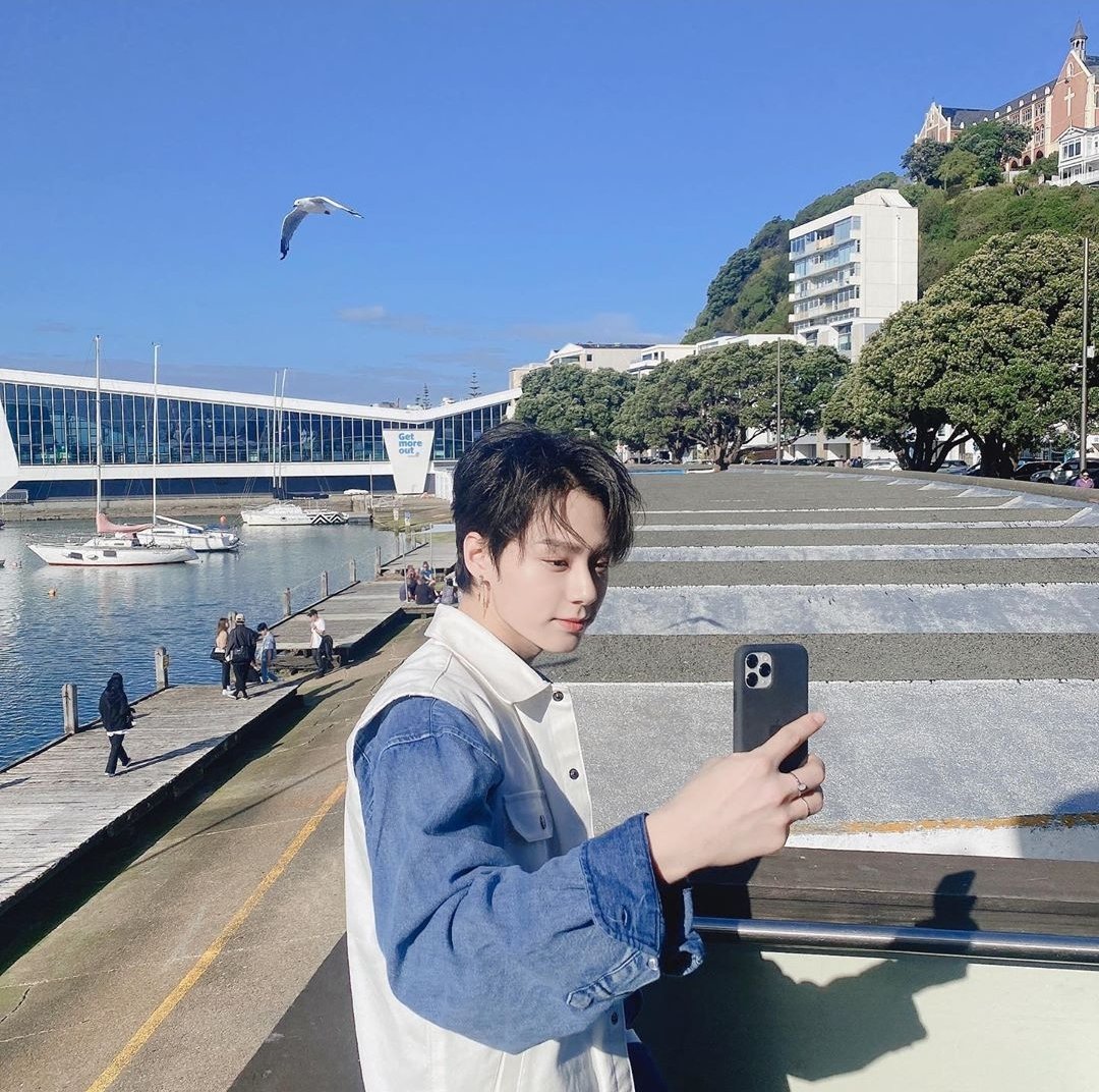 11/10+outfit is pretty simple and common+you caught him taking a selfie+adorable