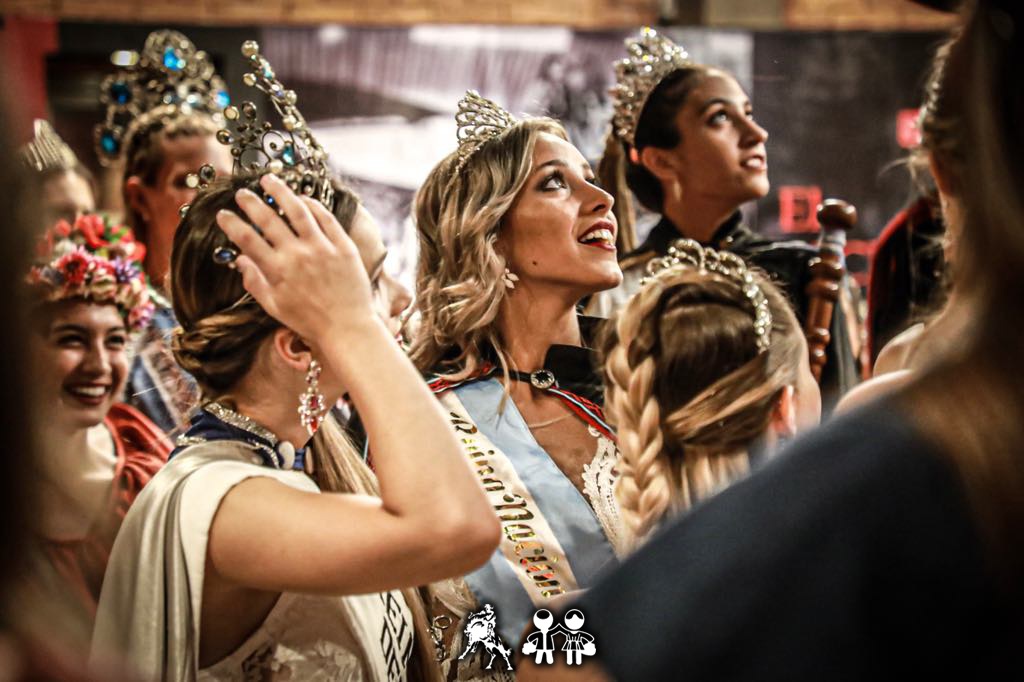 FestivalJM's tweet photo. NOCHE DE REINAS
👉 Nuestras #Wayta Y #Malens acompañadas por nuestros #Gauchos , oficiaron de anfitriones en la noche en que representantes de distintas fiestas provinciales y nacionales visitaron nuestro Festival durante enero .
#FestivalJM2020 #ColoryCoraje #JesúsMaría https://t.co/us47jt2Y3S