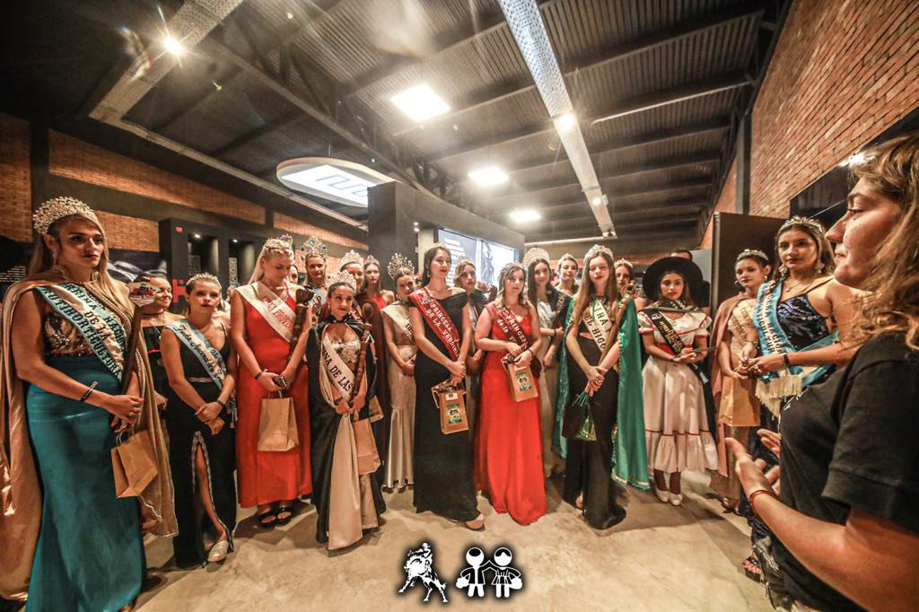 FestivalJM's tweet photo. NOCHE DE REINAS
👉 Nuestras #Wayta Y #Malens acompañadas por nuestros #Gauchos , oficiaron de anfitriones en la noche en que representantes de distintas fiestas provinciales y nacionales visitaron nuestro Festival durante enero .
#FestivalJM2020 #ColoryCoraje #JesúsMaría https://t.co/us47jt2Y3S