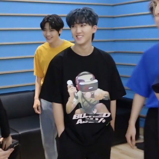 thinkabtbin's tweet photo. the way changbin stands with his hands in his pockets https://t.co/4Nyn2jGxbU
