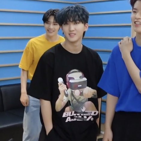 thinkabtbin's tweet photo. the way changbin stands with his hands in his pockets https://t.co/4Nyn2jGxbU