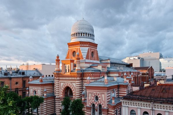 The Grand Choral Synagogue was built in 1880 in St. Petersburg.It designed to be large enough to fit the entire city's Jewish community at the same time.Modelled after Berlin's Oranienburger Synagogue, it combines Moorish Revival and Neo-Byzantine styles.