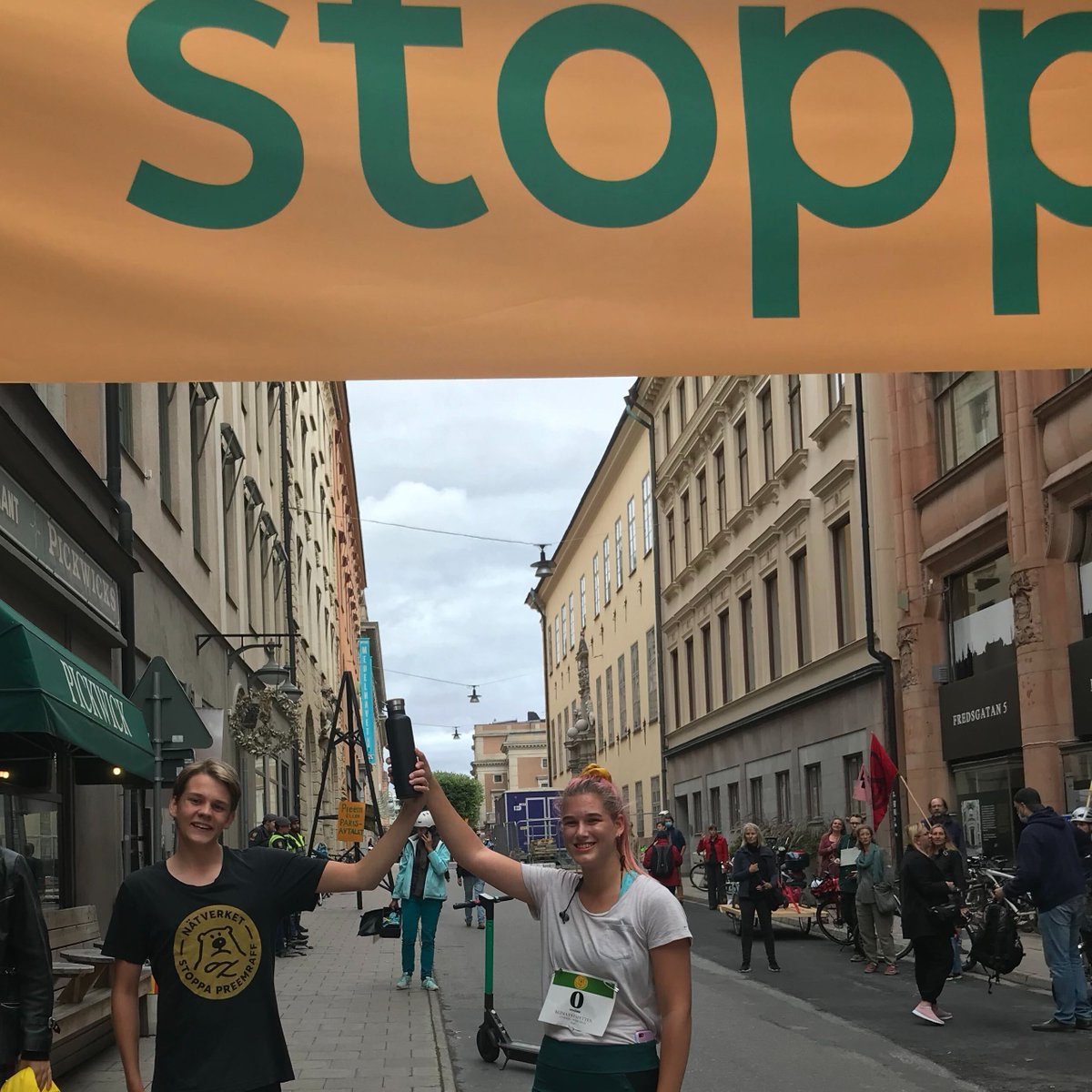SPreemraff's tweet photo. Våra aktivister är framme vid målet på Fredsgatan med sin viktiga packning- behållaren med brevet till regeringen. Snart ska de och vår fotograf få komma in på Miljödepartementet och träffa Isabella Lövin. 
#stoppapreemraff #preemellerparis https://t.co/Sk32QzXe6B