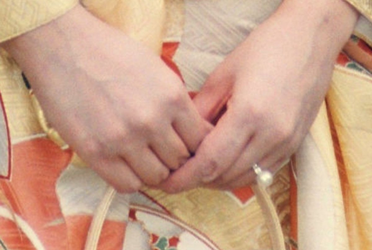 アクエリ そうですね 手に雅子様の誠実さとお人柄が表れてますよね 一生懸命な手 でいらっしゃる キコさんの手 を見ると あたいの指輪すごいんだ っていう声と グワシッ とバッグを鷲掴みにする音が聞こえてきそう