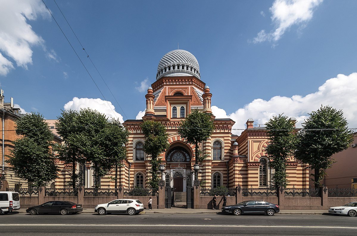 The Grand Choral Synagogue was built in 1880 in St. Petersburg.It designed to be large enough to fit the entire city's Jewish community at the same time.Modelled after Berlin's Oranienburger Synagogue, it combines Moorish Revival and Neo-Byzantine styles.