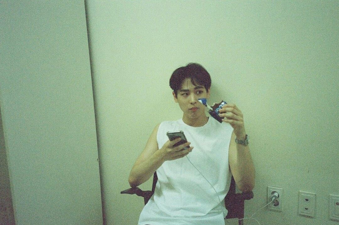 ก็คือซึงชิกถ่ายรูปวิคตันได้มู้ดแฟนทิพย์ทั้งวงเลยอ่ะ ;-;