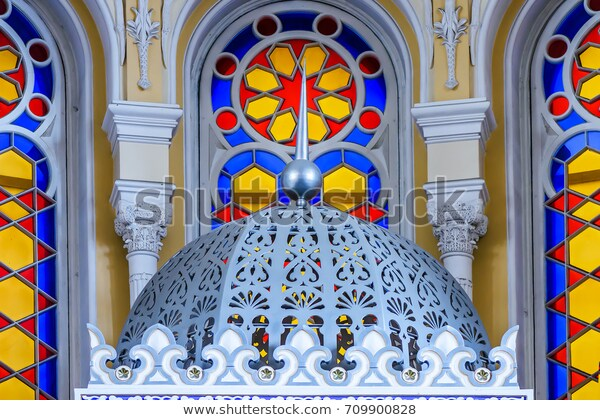 The Grand Choral Synagogue was built in 1880 in St. Petersburg.It designed to be large enough to fit the entire city's Jewish community at the same time.Modelled after Berlin's Oranienburger Synagogue, it combines Moorish Revival and Neo-Byzantine styles.