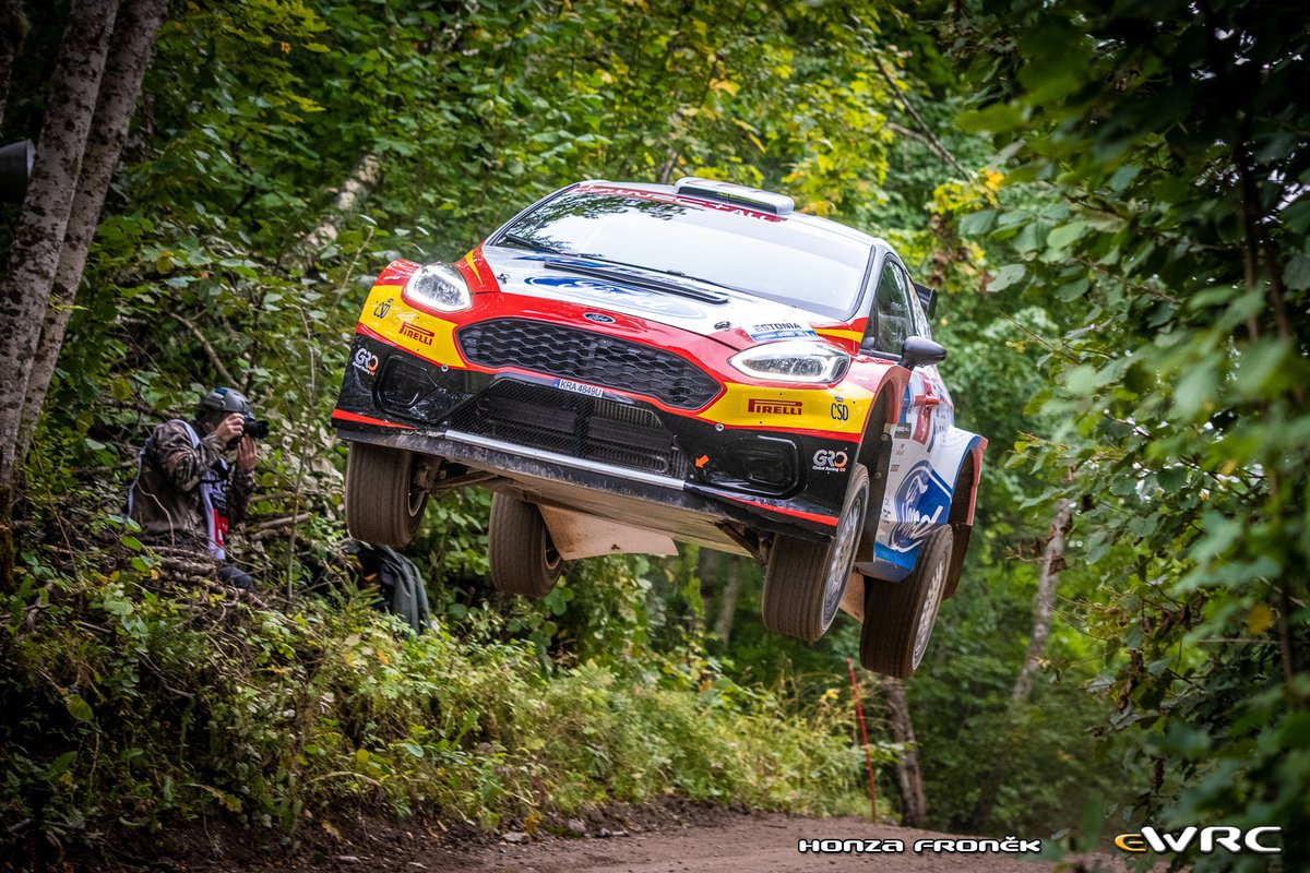 RubnPerez's tweet photo. Los integrantes del @RallyeTeamSpain también fueron captados por el cámara de @eWRCresults, Honza Fronek.

Así posaban Jan Solans y Mauro Barreiro con su Ford Fiesta R5 MKII de @msportpoland ante su objetivo. #RallyEstonia #WRC https://t.co/cTgwbrfVqX