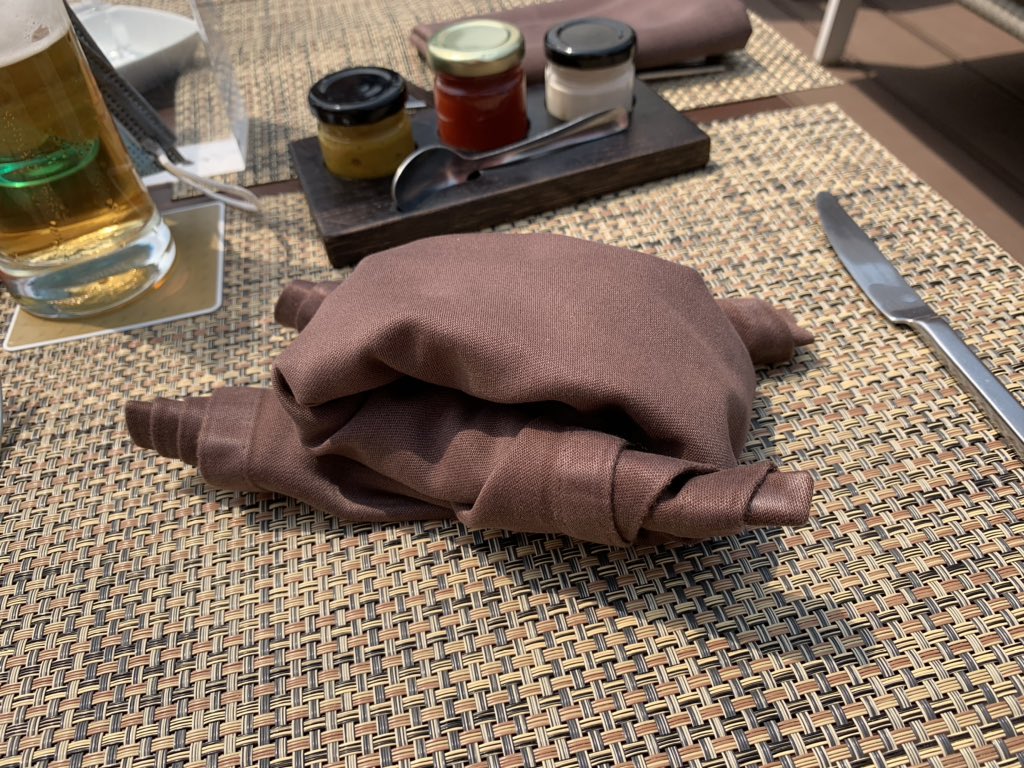 GazMcIntyre's tweet photo. People of twitter.... i give you, a shit napkin chicken!!! I thank you!! ☺️☺️☺️🤣🤣🤣😬😬😬😬 #Napkinart #beermademedoit #shitsngiggles #gazgiggles https://t.co/e34h2xpcTU