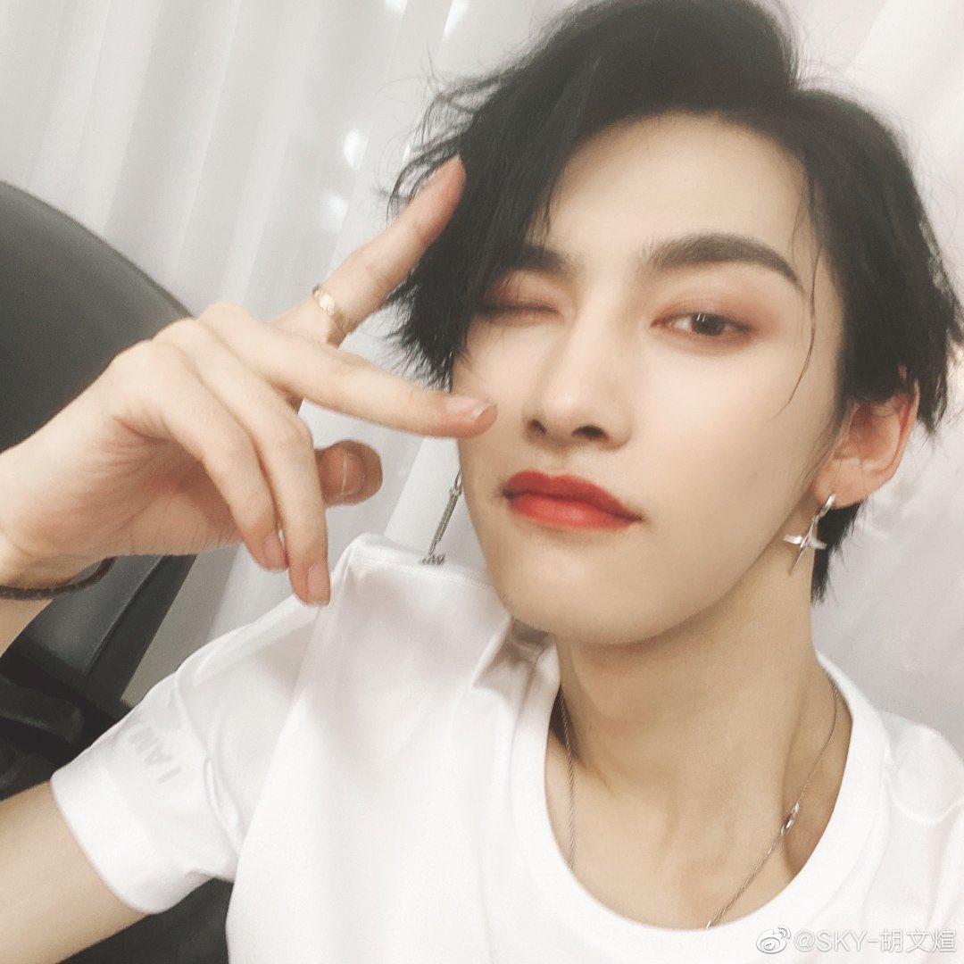 yuehuau's tweet photo. 200904 ღ wenxuan weibo update (2/3)

#wenxuan #huwenxuan #胡文煊  #desert5 #yuehua 
#少年之名 #WeAreYoung #WeAreYoung2020 #SKY https://t.co/2MNA0CipKs