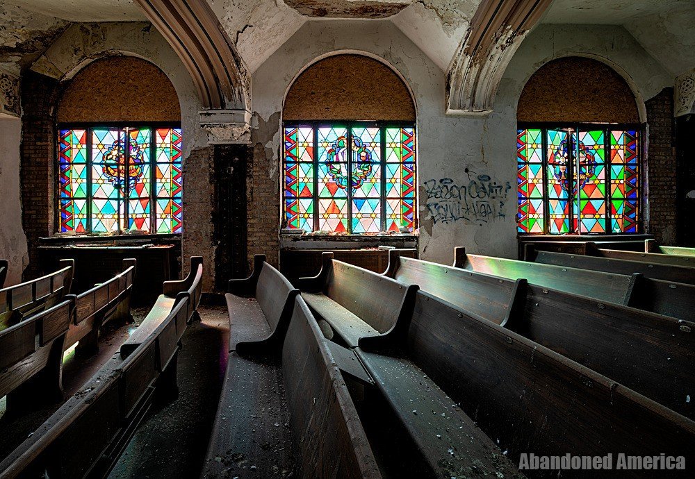 The Agudas Achim Synagogue was built in 1922 in Chicago, Illinois.It was abandoned in 2008 but its still in reasonable shape. There are some plans to preserve this great example of Art Deco and Romanesque-Revivalism.