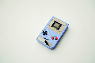 An #infinite battery-life Game Boy?! Researchers from TU Delft and @NorthwesternUni made the ENGAGE. It has #solarpanels to recharge, and even draws power from its user pressing buttons, all while supporting the classic game cartridges! A step towards a more #sustainable #future.