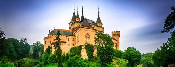SamahaRitaMaria's tweet photo. Fencers, falconers &amp; even an international group of ghost fanatics gather at Bojnice Castle various times. It's a suitably dramatic backdrop for those pursuits, with neo-Gothic walls &amp; turrets rising from a travertine hill. Reminds U of the chateaus of France's Loire Valley. https://t.co/4zuVZpnchr