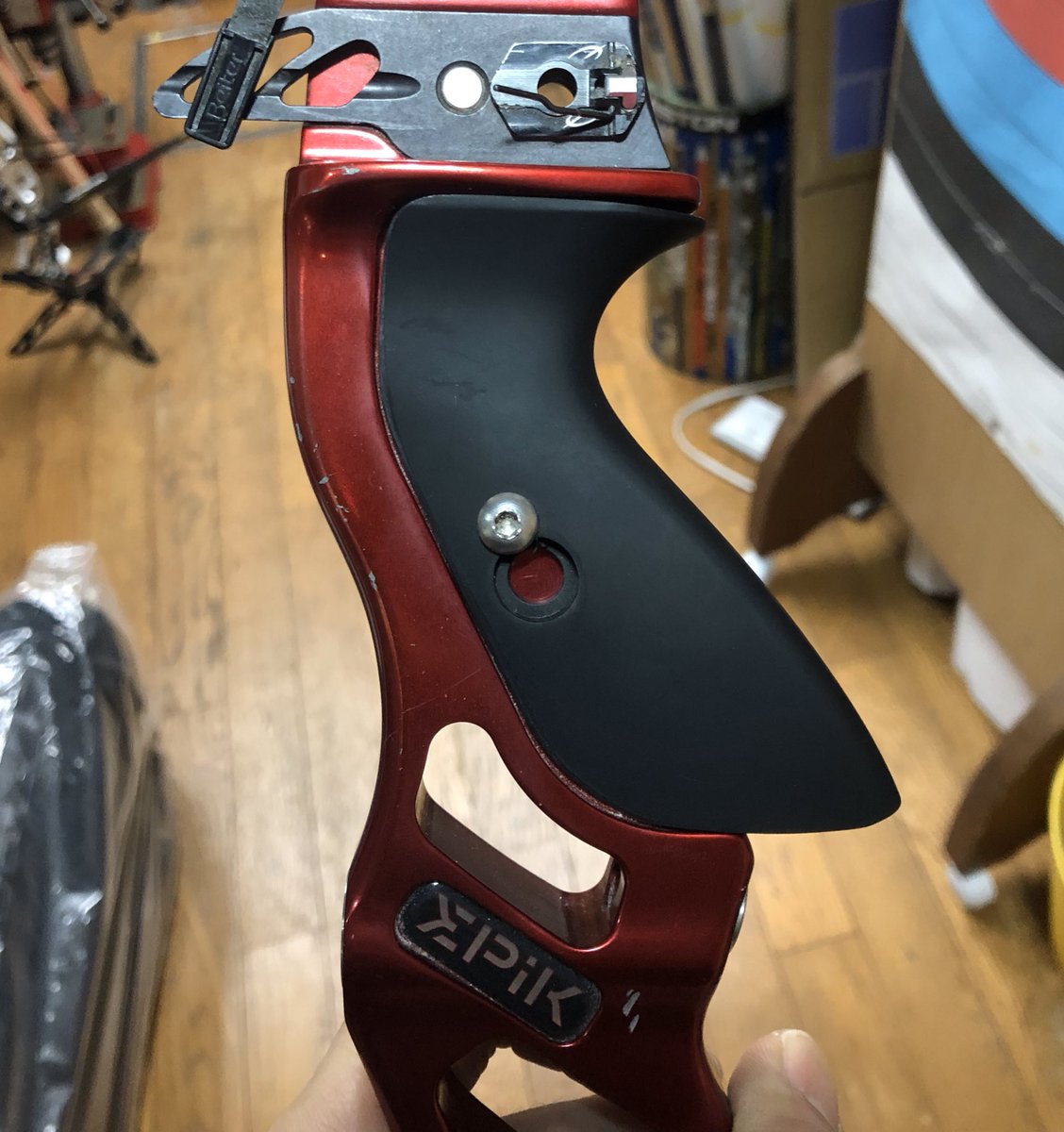HASCO_ARCHERY's tweet photo. HOYTハンドルにWINグリップを装着。これは削るだけで装着可能です。グリップを削ったり盛ったり、ほんの少しの違いで射つ感覚は別物になります。https://t.co/Sm4wU80rPf #ハスコ　#ハスコアーチェリー https://t.co/3zdSaNzJ3M