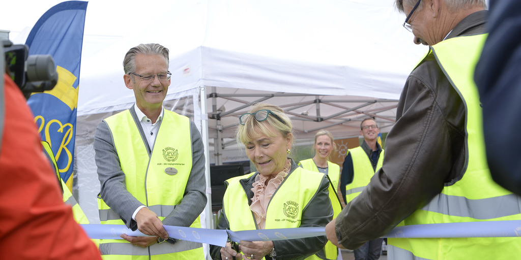 Sveriges största solcellspark invigd! "En konkret investering som gör skillnad" säger <a href="/BeatriceAsk2/">Beatrice Ask</a> om HSBs solcellspark utanför Strängnäs med en energiproduktion som motsvarar årselanvändningen för nära 5000 lägenheter.