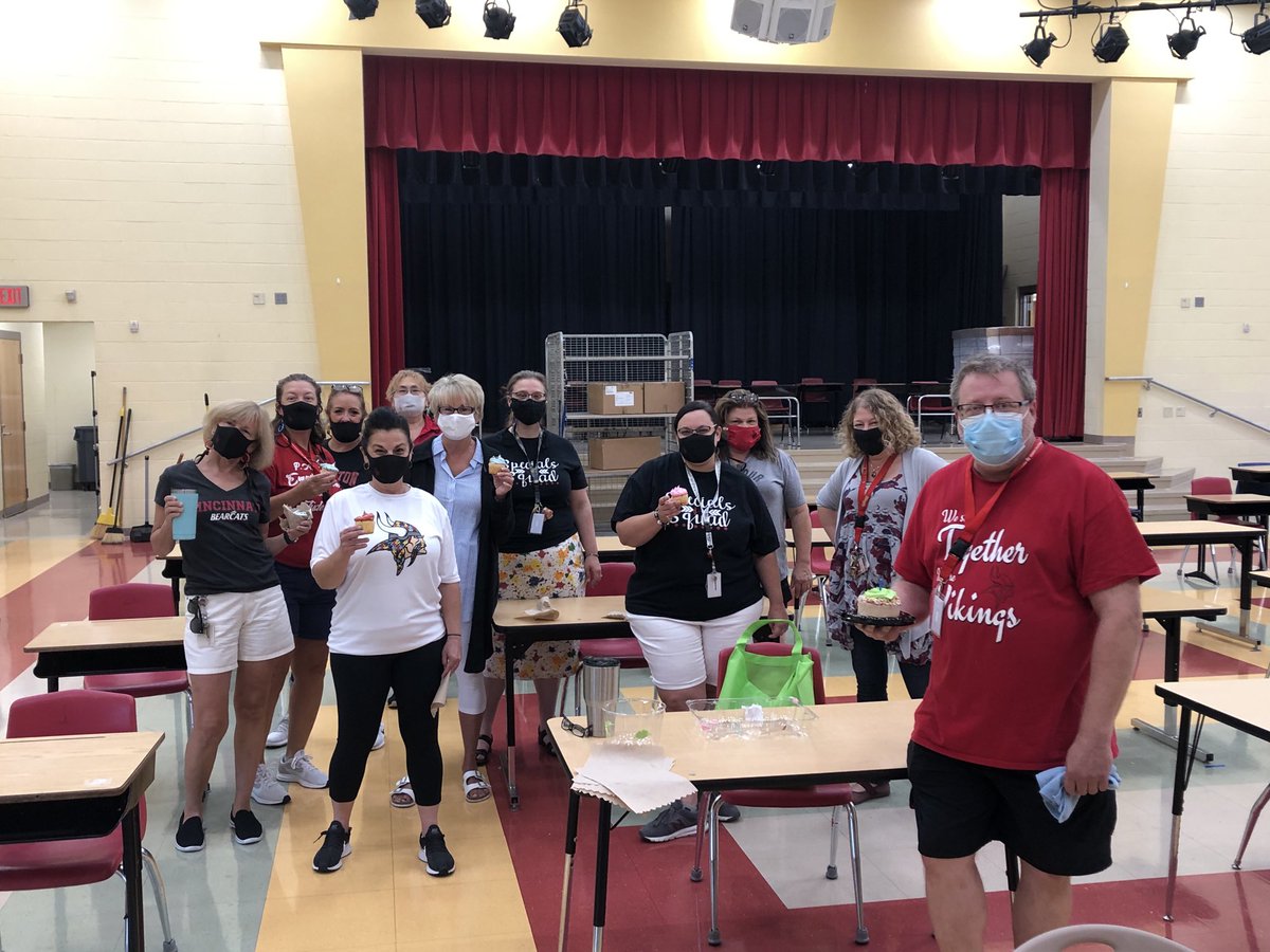 GreavuRenee's tweet photo. Happy Birthday to our amazing custodian Tim Ballman! @heritagehillpe@jaclynard@GreavuRenee@nancycristophel@GingerVeces@BallmanTim#vikingdiff https://t.co/L601P6waF5