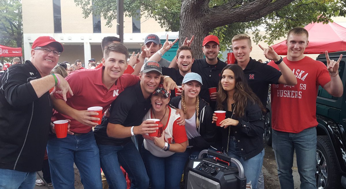 Kelian_NE's tweet photo. Normally I would be cooking up goodies & making jello shots 4 t tailgate tomorrow. Imma gonna need some help getn thru this bc it will really hit home. Miss my #tailgate peeps! #GBR #FridayFeeling #wearRed #spendgreen https://t.co/bY657bkcqm