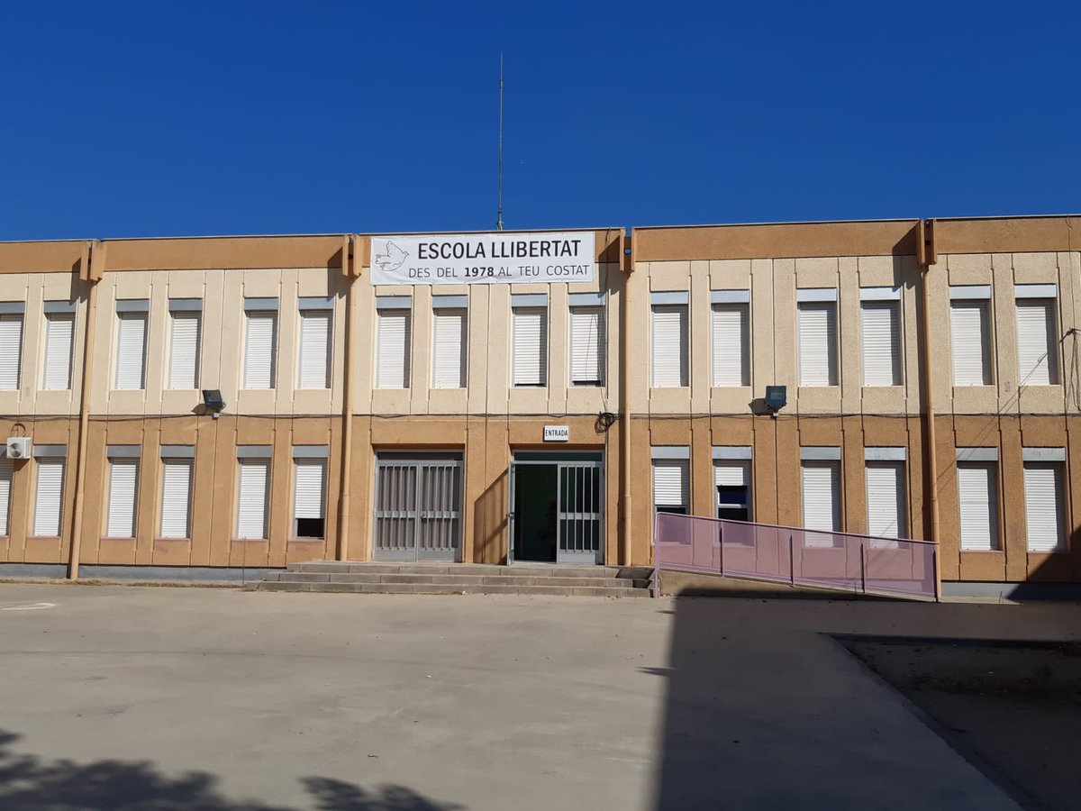 bdncom's tweet photo. .@AfaLlibertat reclama a @educaciocat la construcció immediata del menjador. Davant la manca d'adequació d’un dels porxos de l’equipament, l’equip directiu habilitarà el gimnàs i diverses aules per a que l'alumnat pugui dinar. Lamenten el retard de les obres. #Badalona https://t.co/OJcYLWLyrz