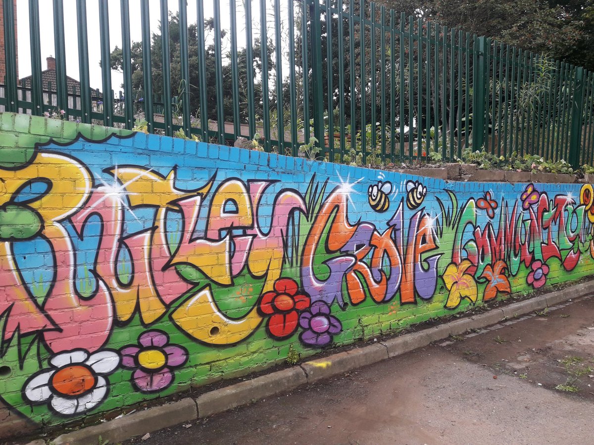 WHFGarden's tweet photo. Fresh runner beans available to collect outside Rutley Grove Community Garden! 

Been weeding along the front wall this morning, adding some hardy geraniums in place of the bindweed, couch grass and brambles - an ongoing battle I feel 🙄💪🌱 https://t.co/d2uDkUeVbg