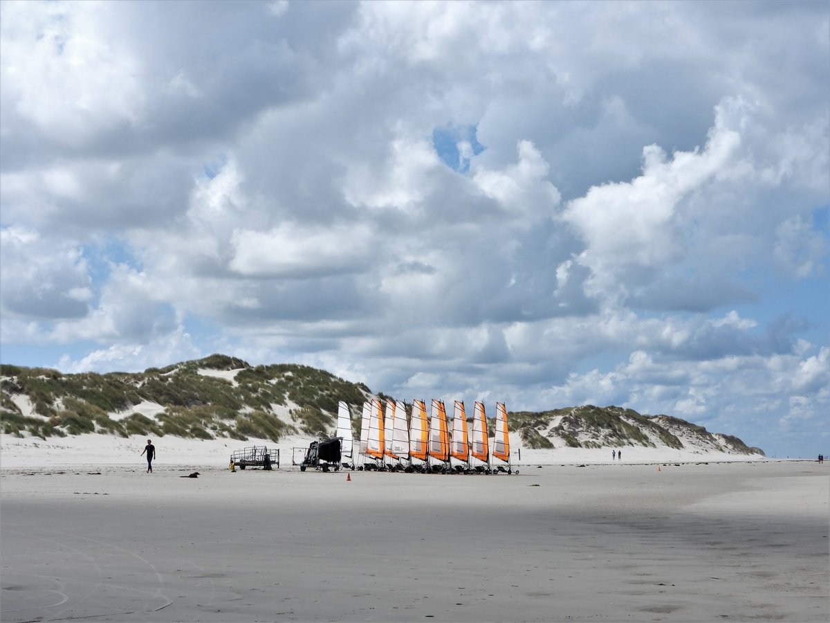 Een prachtige foto, gemaakt door Peter van Suijlekom. Wij gaan het hele weekend weer blokarten! Gaan jullie mee? Voor meer info óf om een kart te reserveren, verwijzen wij jullie graag door naar onze website. mooi-weer.nl #Terschelling #weekendjeweg #uitwaaien